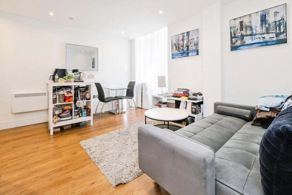 1 bed Apartment for rent in Romford. From Stirling Ackroyd - Canary Wharf