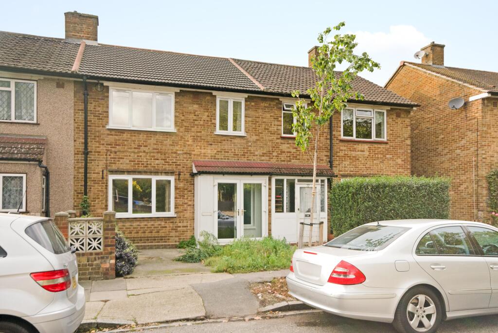 3 bed Mid Terraced House for rent in Poplar. From Stirling Ackroyd - Canary Wharf