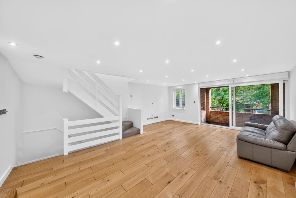 3 bed Mid Terraced House for rent in London. From Stirling Ackroyd - Canary Wharf