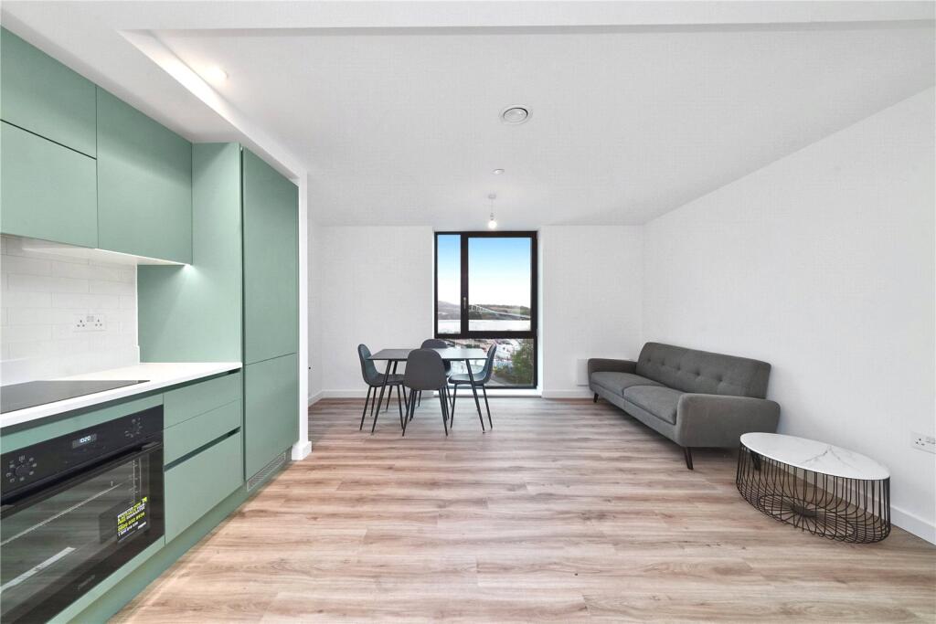 2 bed Apartment for rent in Luton. From Strawberry Star - SW8