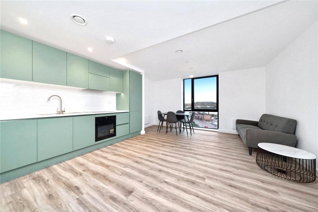 2 bed Apartment for rent in Luton. From Strawberry Star - SW8
