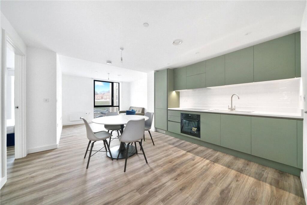 2 bed Apartment for rent in Luton. From Strawberry Star - SW8