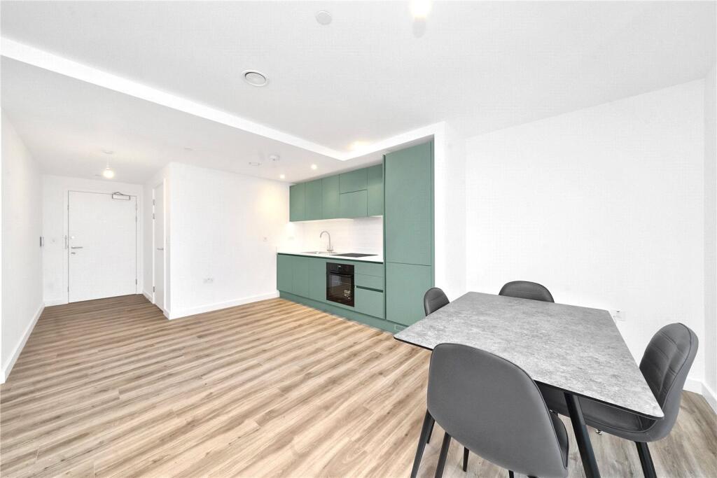 2 bed Apartment for rent in Luton. From Strawberry Star - SW8
