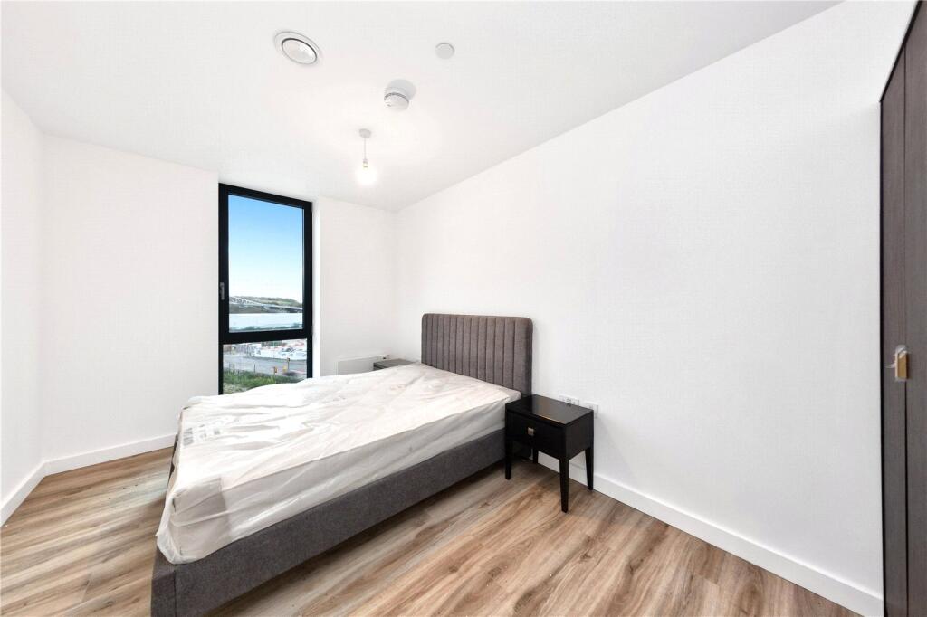 2 bed Apartment for rent in Luton. From Strawberry Star - SW8