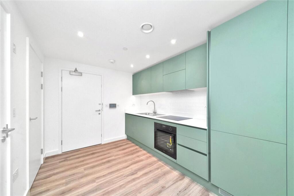 2 bed Apartment for rent in Mangrove Green. From Strawberry Star - SW8