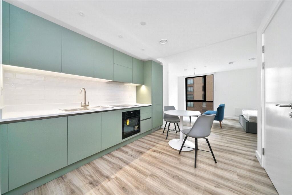 4 bed Apartment for rent in Mangrove Green. From Strawberry Star - SW8