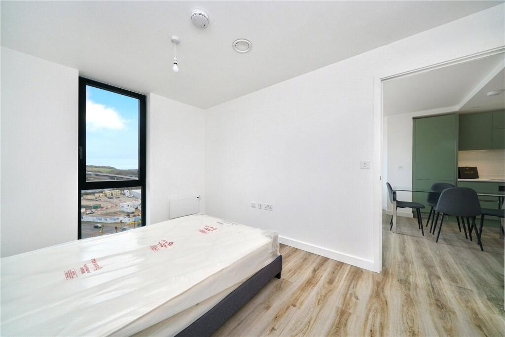 2 bed Apartment for rent in Luton. From Strawberry Star - SW8