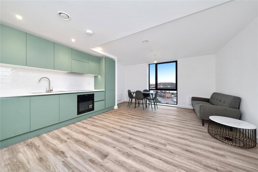 2 bed Apartment for rent in Luton. From Strawberry Star - SW8