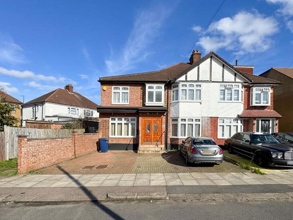 5 bed Detached for rent in Stanmore. From Strettons - Leytonstone