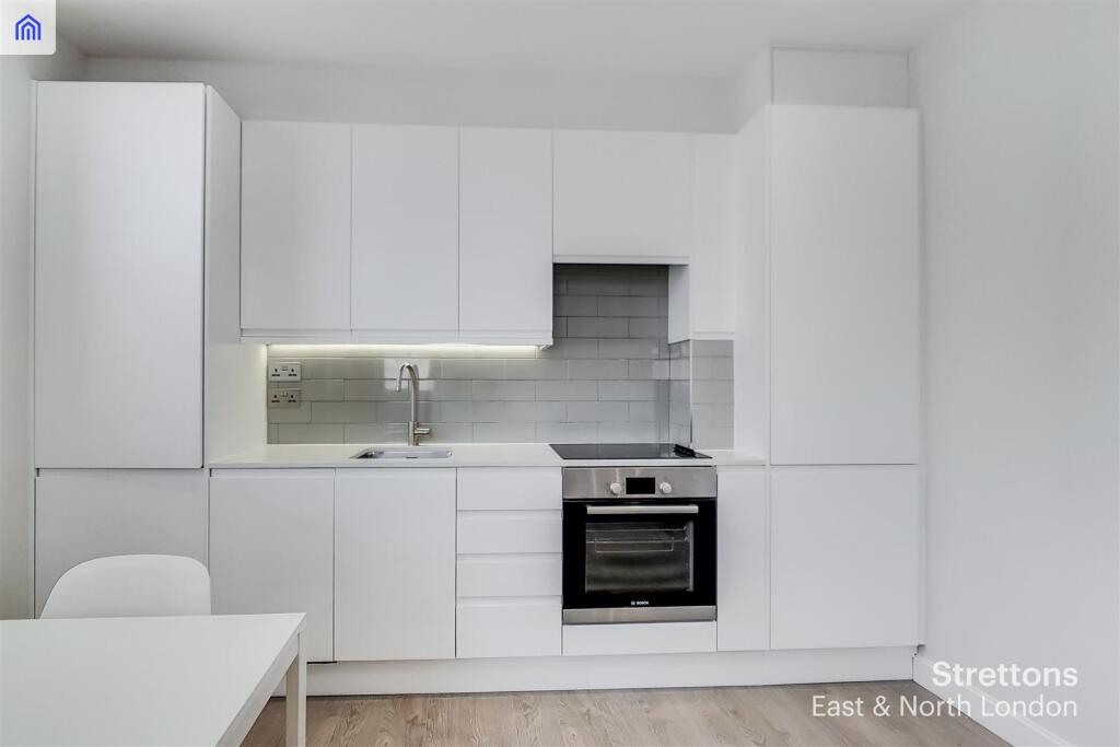 1 bed 1st Floor Flat for rent in London. From Strettons - Leytonstone