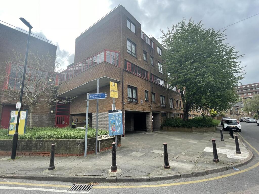 3 bed 1st Floor Flat for rent in London. From Strettons - Leytonstone