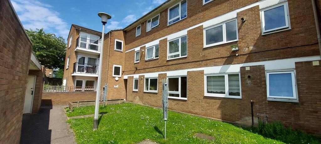 3 bed 1st Floor Flat for rent in Stoke Newington. From Strettons - Leytonstone