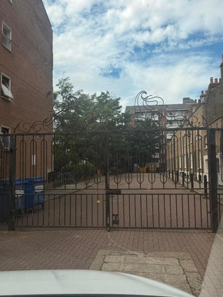 4 bed Studio for rent in Stepney. From Strettons - Leytonstone