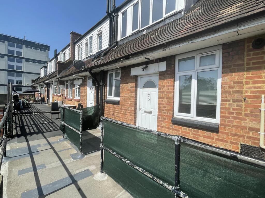 3 bed 1st Floor Flat for rent in Hadley Wood. From Strettons - Leytonstone 3 bed 1st Floor Flat for rent in Hadley Wood. From Strettons - Leytonstone