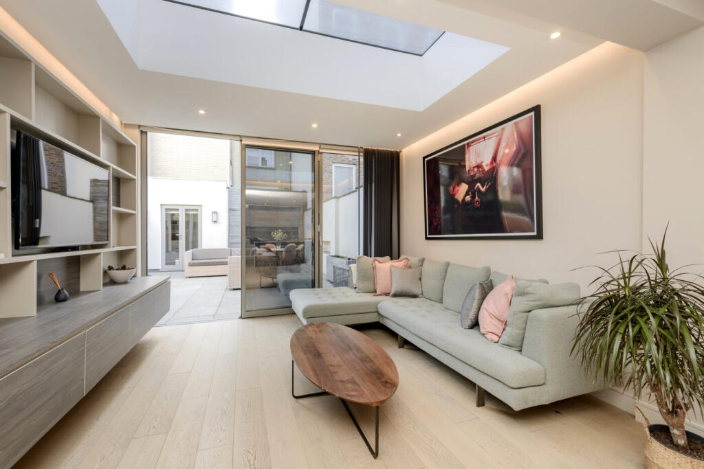 2 bed 1st Floor Flat for rent in Chelsea. From SW Residential - London