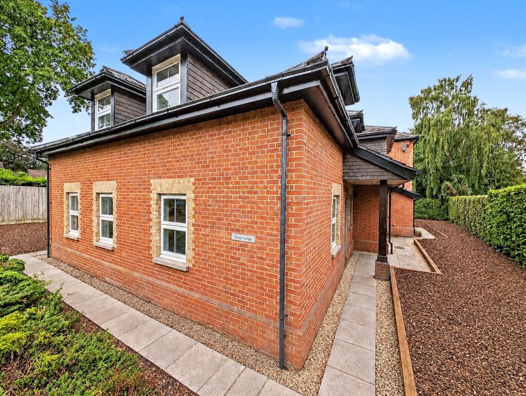 2 bed Apartment for rent in Crowthorne. From David Cliff - Wokingham