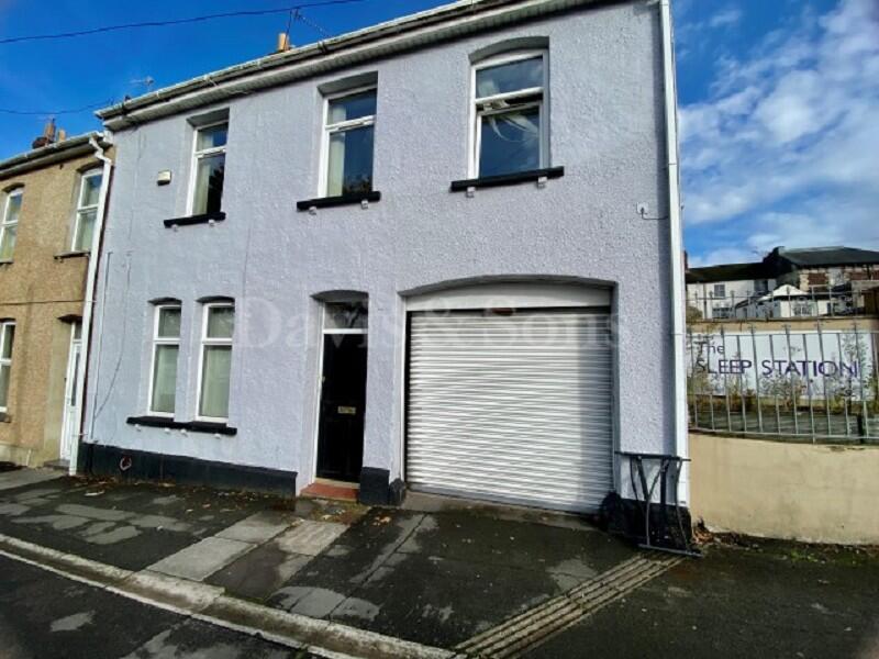 2 bed 1st Floor Flat for rent in Newport. From Davis & Sons - Newport