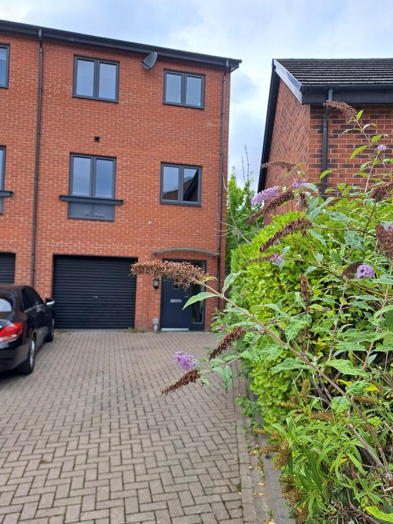 3 bed Town House for rent in Leeds. From The Good Estate Agent - Hythe