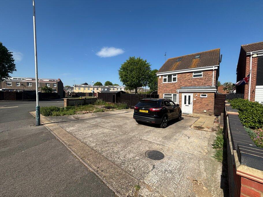 5 bed Detached for rent in Romford. From The Good Estate Agent - Hythe