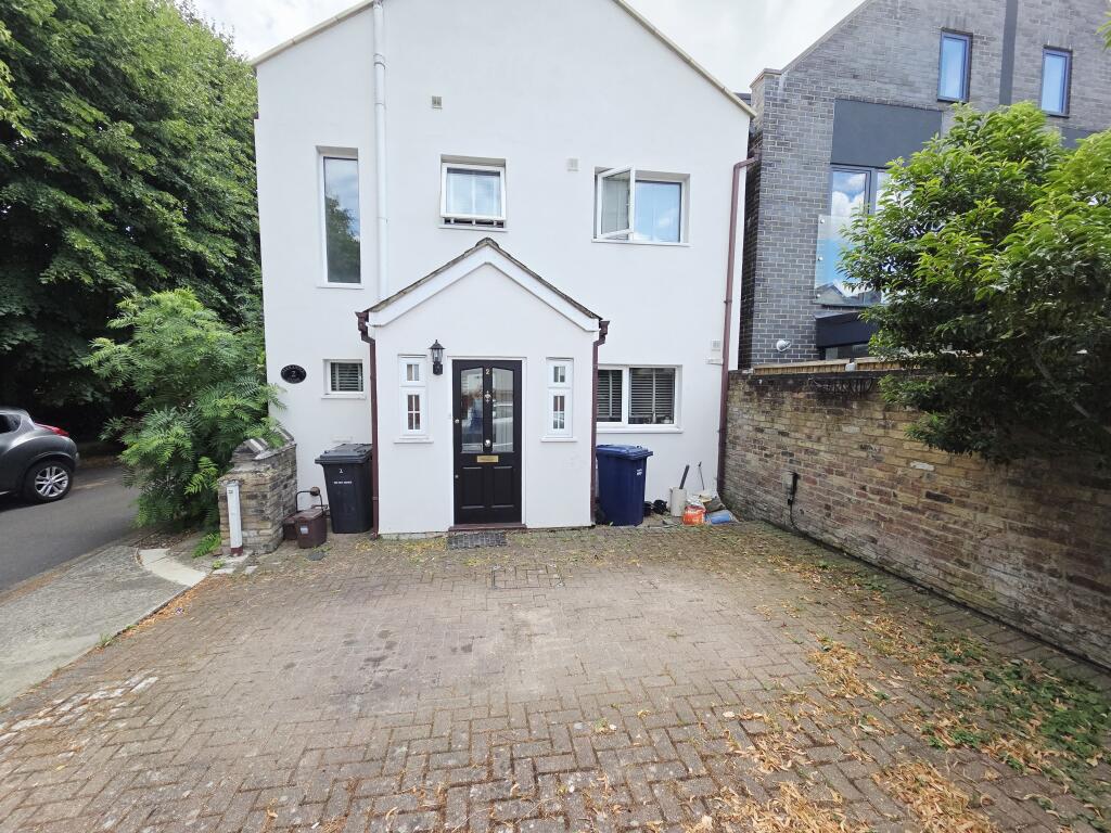 3 bed Detached for rent in Hadley Wood. From The Property Studio 3 bed Detached for rent in Hadley Wood. From The Property Studio