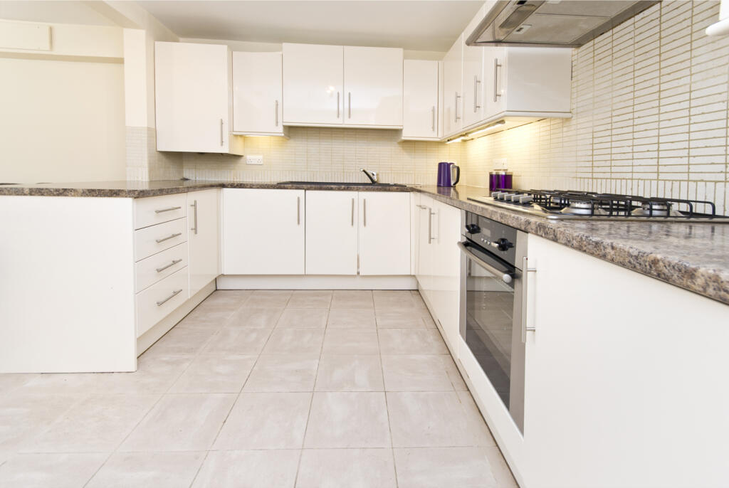 4 bed Mews for rent in Nottingham. From Tomlinson Estate Management Limited - Lenton