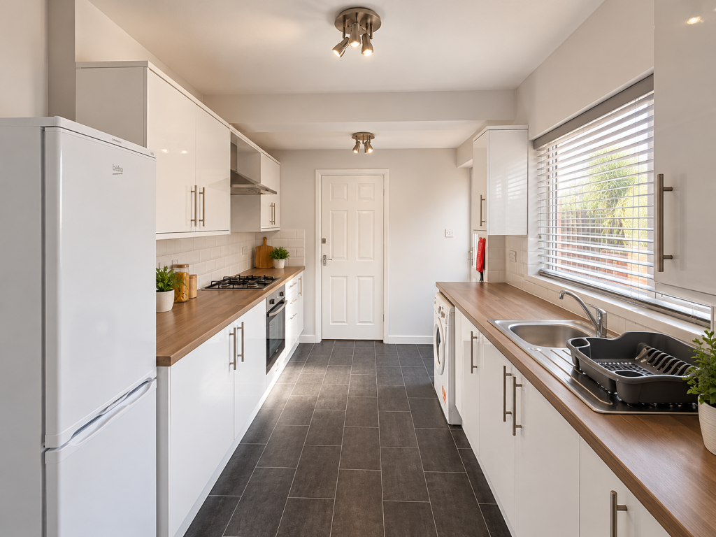 4 bed Mid Terraced House for rent in Nottingham. From Tomlinson Estates 4 bed Mid Terraced House for rent in Nottingham. From Tomlinson Estates