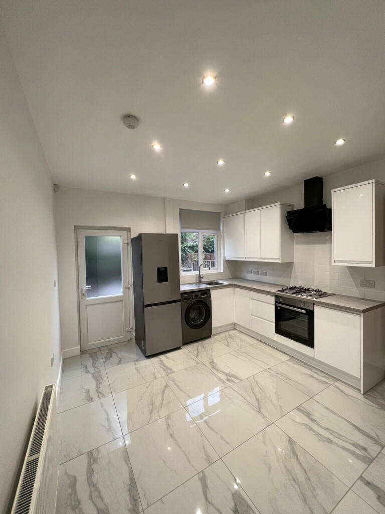 2 bed Mid Terraced House for rent in Nottingham. From Tomlinson Estate Management Limited - Lenton