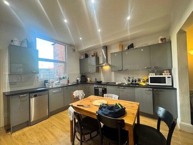 6 bed Mid Terraced House for rent in Nottingham. From Tomlinson Estate Management Limited - Lenton
