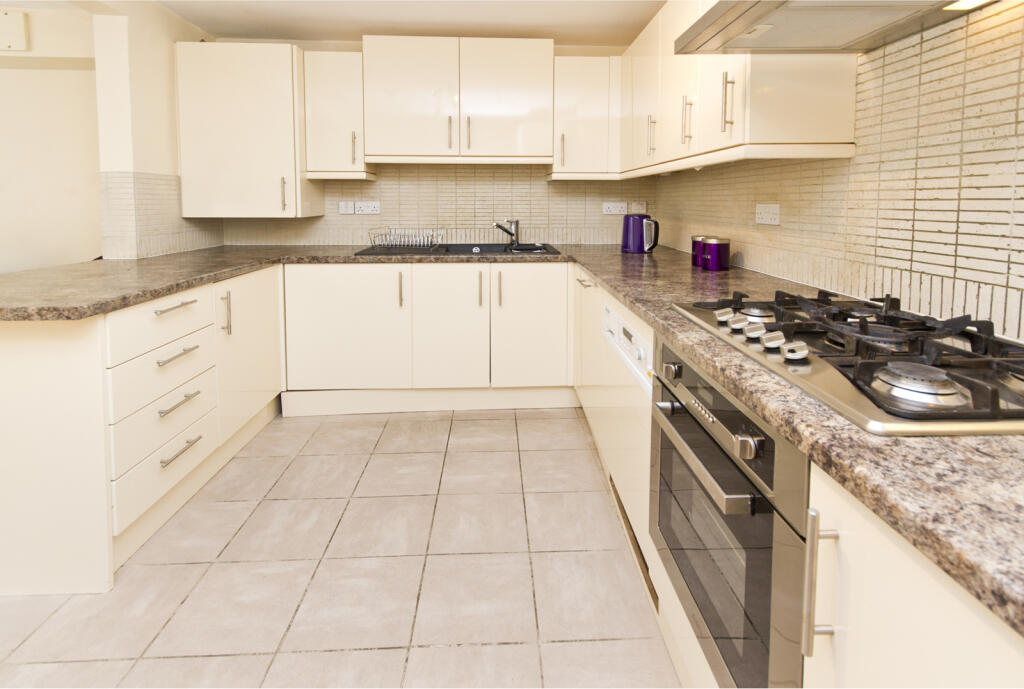 4 bed Mid Terraced House for rent in Nottingham. From Tomlinson Estates 4 bed Mid Terraced House for rent in Nottingham. From Tomlinson Estates