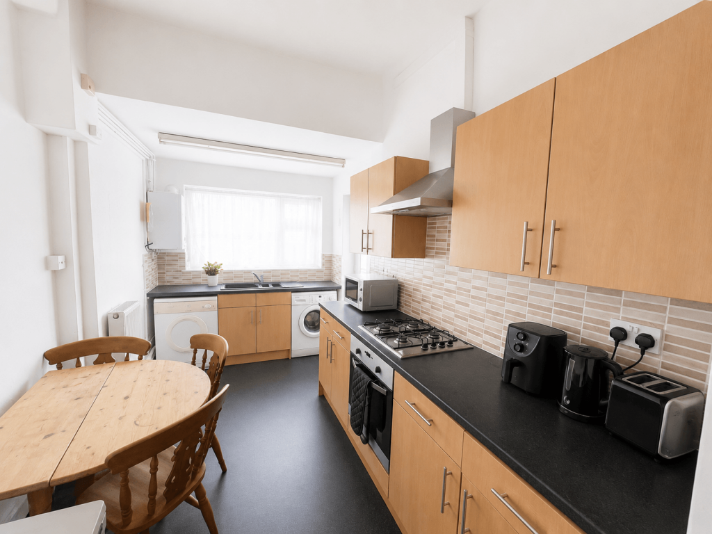 4 bed Mid Terraced House for rent in Nottingham. From Tomlinson Estates 4 bed Mid Terraced House for rent in Nottingham. From Tomlinson Estates