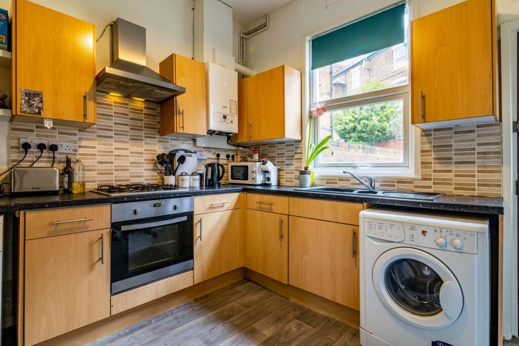 4 bed Mid Terraced House for rent in Nottingham. From Tomlinson Estates 4 bed Mid Terraced House for rent in Nottingham. From Tomlinson Estates