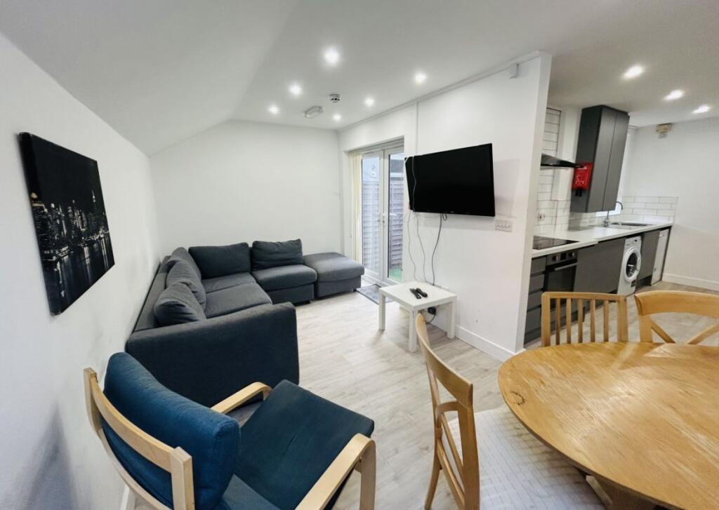 6 bed Semi Detached for rent in Nottingham. From Tomlinson Estates 6 bed Semi Detached for rent in Nottingham. From Tomlinson Estates