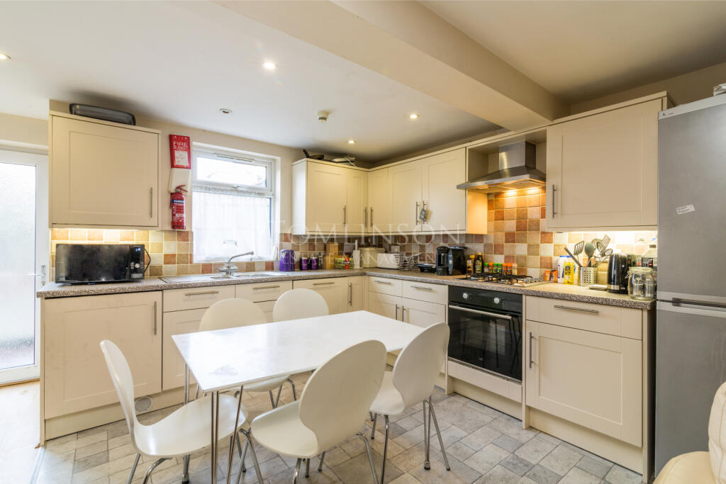 5 bed Mid Terraced House for rent in Nottingham. From Tomlinson Estates