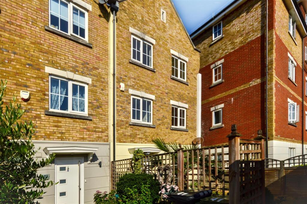 4 bed Town House for rent in Crumbles. From Town Rentals - Eastbourne 4 bed Town House for rent in Crumbles. From Town Rentals - Eastbourne