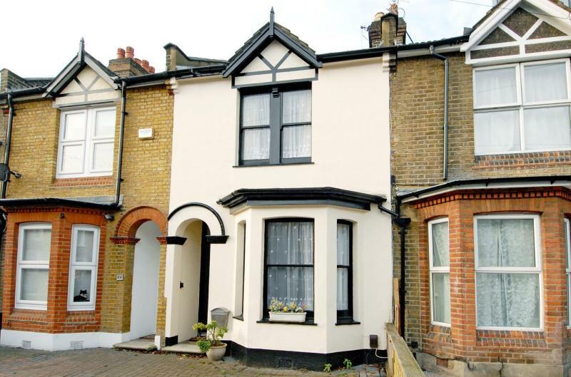 2 bed Mid Terraced House for rent in Croydon. From Townends