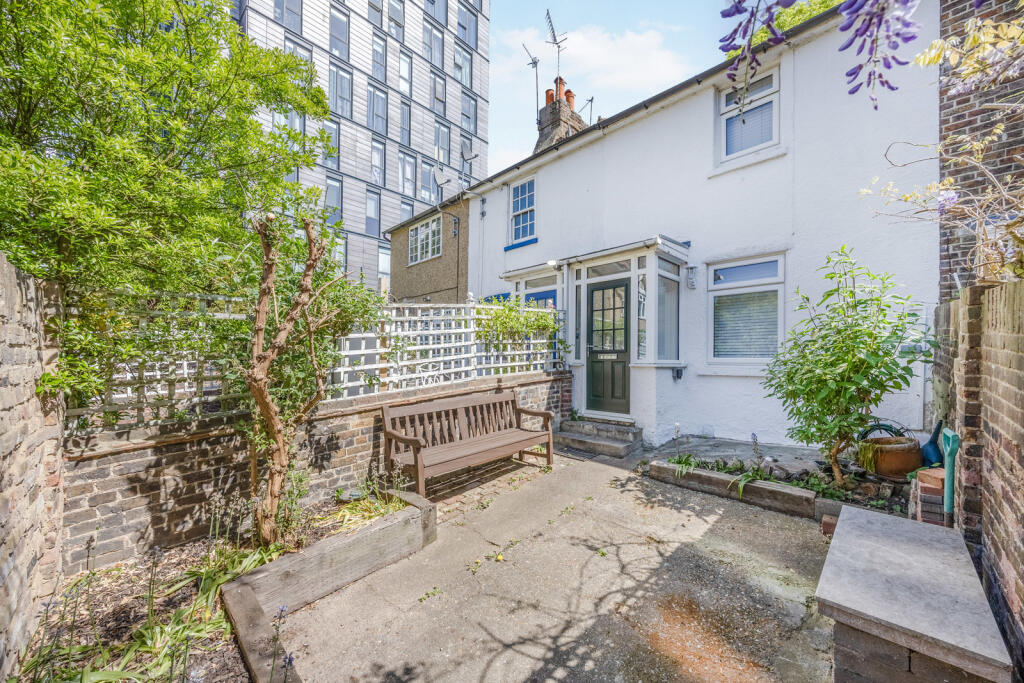 2 bed Mid Terraced House for rent in Croydon. From Stirling Ackroyd - Croydon