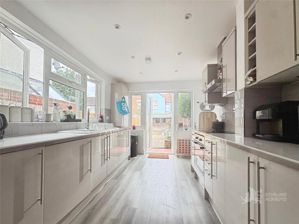 3 bed Mid Terraced House for rent in Croydon. From Stirling Ackroyd - Croydon
