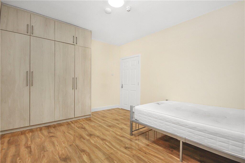 1 bed Mid Terraced House for rent in Mitcham. From Stirling Ackroyd - Streatham