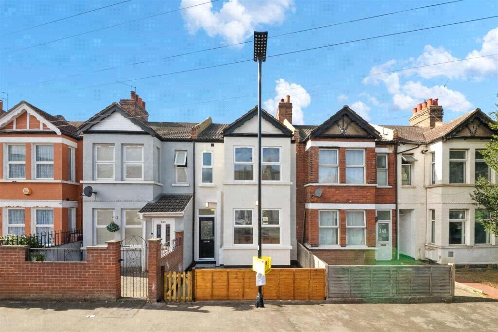 4 bed Mid Terraced House for rent in Hounslow. From Townends 4 bed Mid Terraced House for rent in Hounslow. From Townends