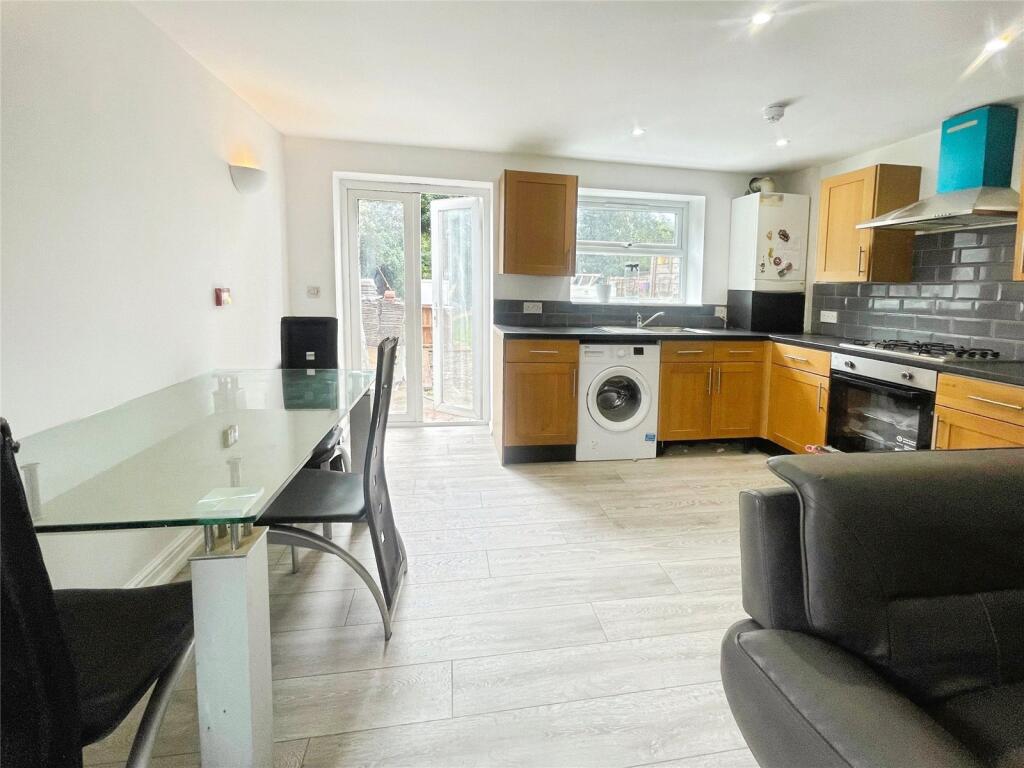 5 bed End of Terrace for rent in Egham. From Townends Regents