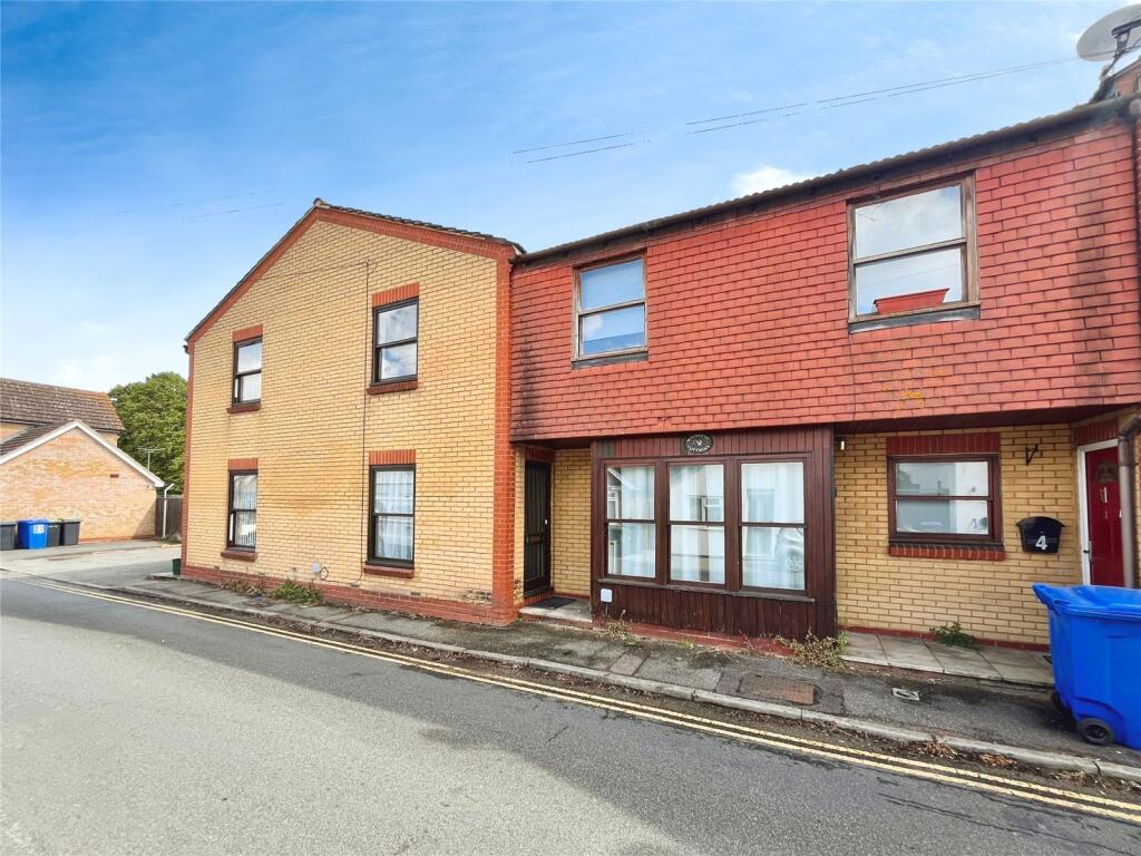 1 bed Mid Terraced House for rent in Egham. From Townends Regents