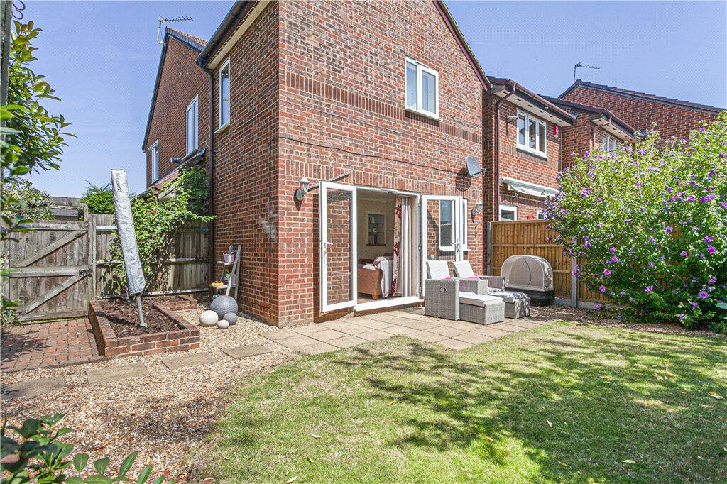 2 bed End of Terrace for rent in Egham. From Townends Regents