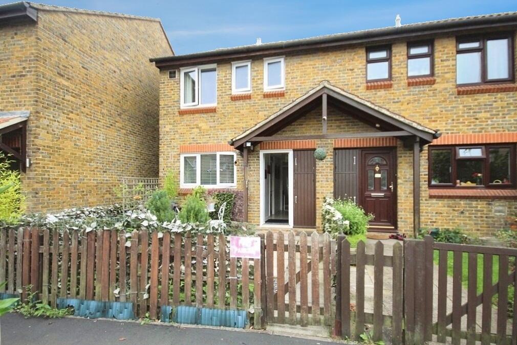 3 bed Mid Terraced House for rent in Egham. From Townends Regents
