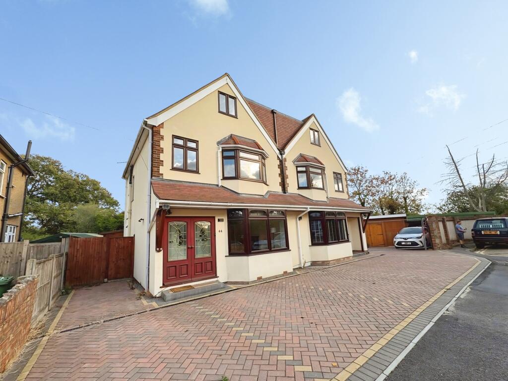 5 bed Semi Detached for rent in Staines-upon-Thames. From Stirling Ackroyd - Staines
