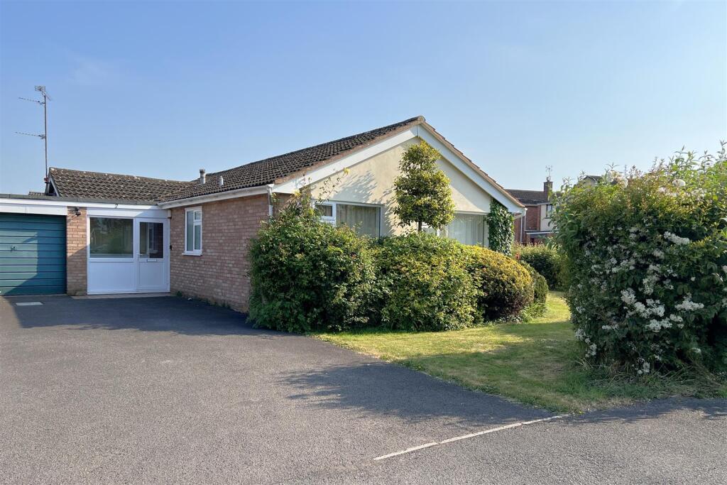 3 bed Detached bungalow for rent in Taunton. From Townsend Letting & Management - Taunton