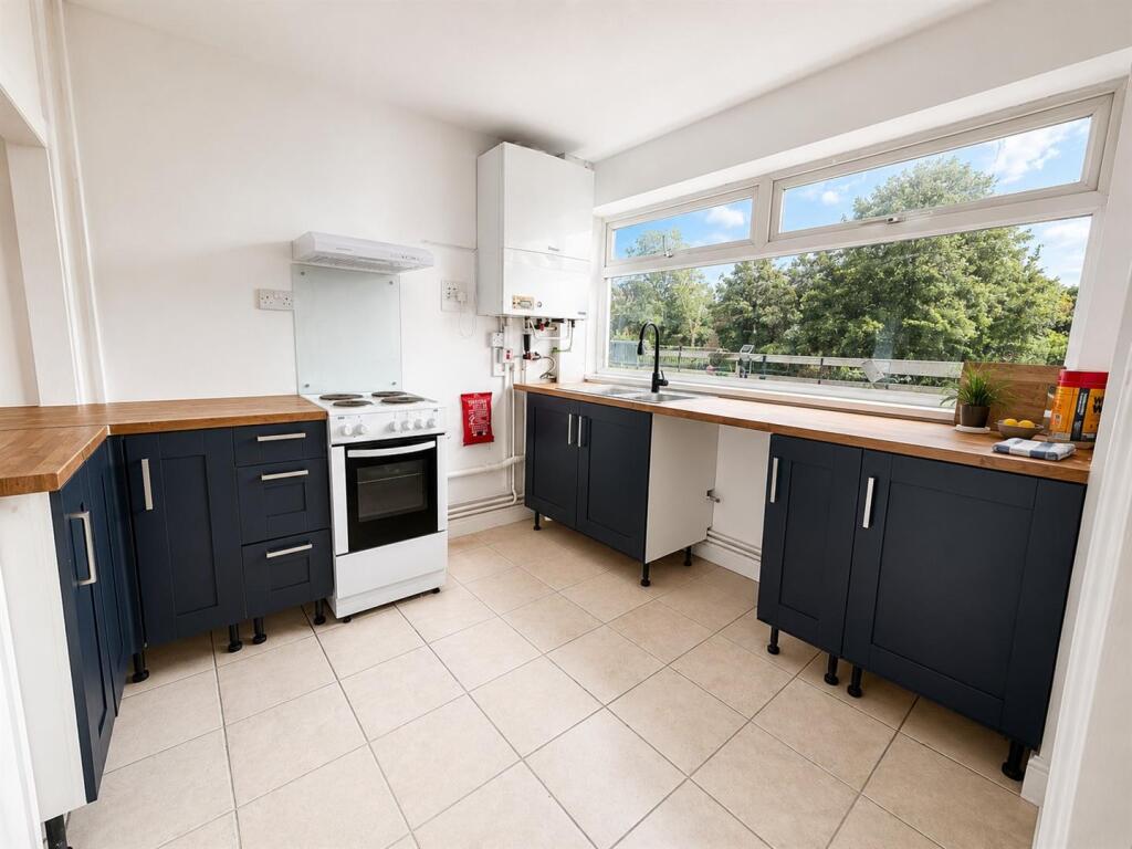 2 bed 1st Floor Flat for rent in London. From Unique Estates Property Services - Southgate 2 bed 1st Floor Flat for rent in London. From Unique Estates Property Services - Southgate