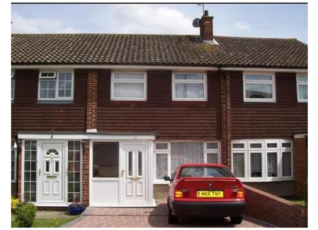 3 bed Mid Terraced House for rent in Gravesend. From Urban Estates - Gravesend