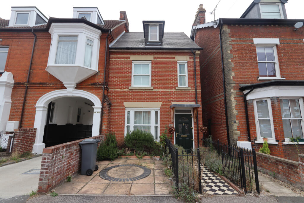 3 bed Town House for rent in Felixstowe. From Wainwrights Estate & Lettings Agent Ltd - Felixstowe