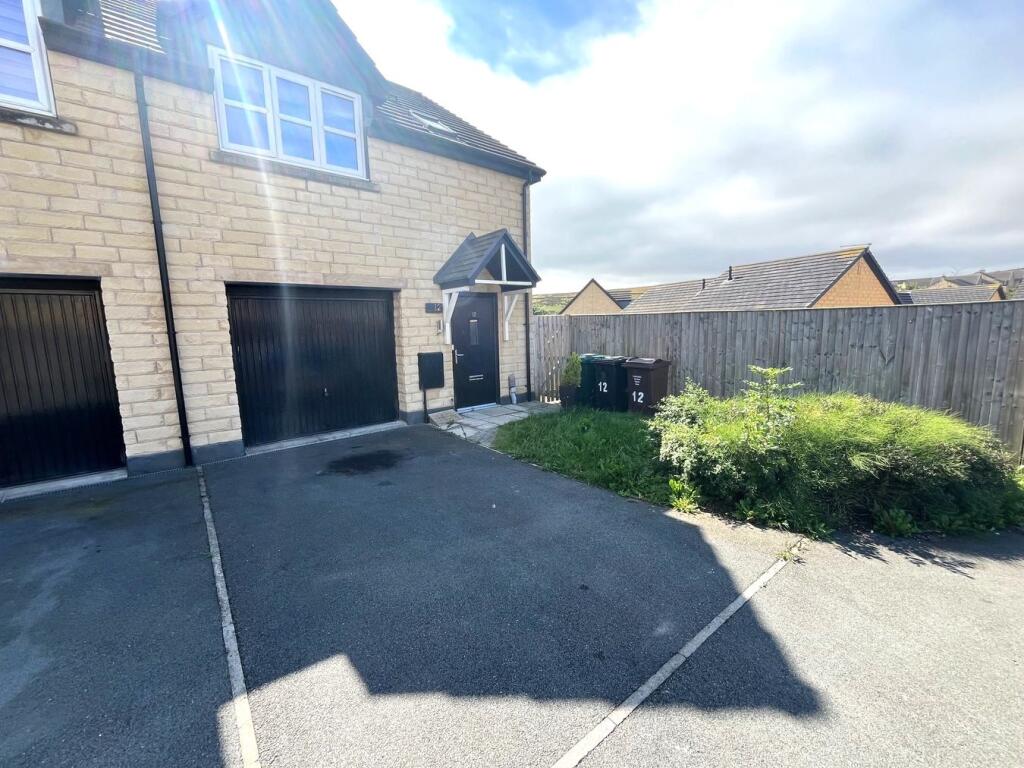 4 bed Town House for rent in Denholme. From Day & Co Estate Agents Limited - Keighley 4 bed Town House for rent in Denholme. From Day & Co Estate Agents Limited - Keighley