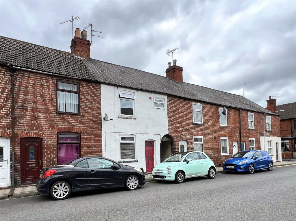 3 bed Mid Terraced House for rent in Newark-on-Trent. From Whitegates - Newark